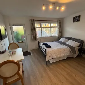 Modern & Cozy Gem - 10min To Center - Parking York